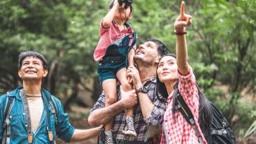 Familia mirando aves en el bosque