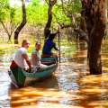 Canoa en bosque inundado.