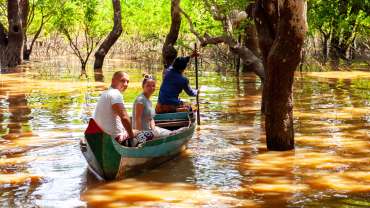 Canoa en bosque inundado.