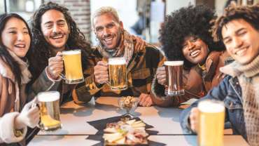 Grupo de amigos brindando en Valdivia