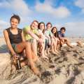 Grupo de jóvenes en la playa.