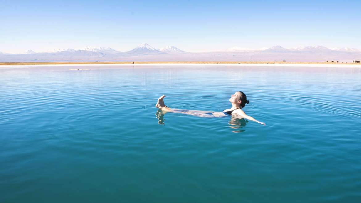 Persona flotando en laguna salada