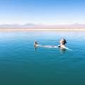 Persona flotando en laguna salada