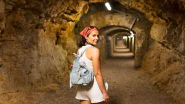 Mujer en una cueva