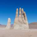 Escultura de una mano en el desierto