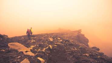 Montañistas entre niebla y rocas