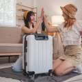 Amigas con maletas para viajar