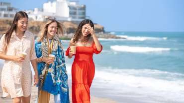 Tres mujeres caminando por la playa de Lima