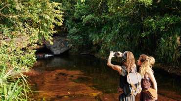 Viajeros tomando fotos en un río de la selva peruana