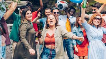Multitud de personas bailando