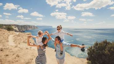 Familia vacunada en la playa
