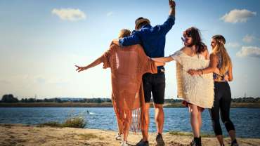 Amigos caminando por la playa